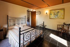 a bedroom with a black bed in a room at Ninho Da Poupa in Serpa
