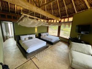 Un pat sau paturi într-o cameră la Waka Wená