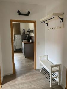 Cette chambre dispose d'un couloir, d'une cuisine et d'une table. dans l'établissement Schöne 2 Raum-Wohnung in Etgersleben, à Etgersleben
