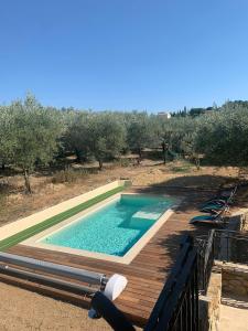 - une piscine avec une terrasse en bois et une piscine dans l'établissement Villa la Montée, à Mirabel-aux-Baronnies