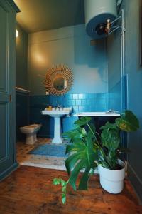 ein Badezimmer mit einem Waschbecken, einem WC und einer Pflanze in der Unterkunft Estacart - Grenoble Centre in Grenoble