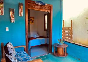 a room with a room with a bed and a table at Caraiva Recanto Pousada de Ferias in Caraíva