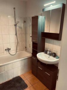 a bathroom with a shower and a sink and a tub at BySeyn - 60qm mitten in der Erfurter Altstadt in Erfurt
