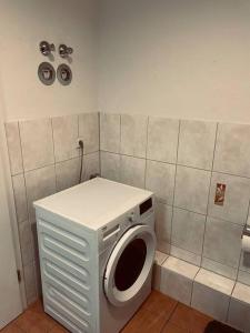 uma casa de banho com uma máquina de lavar roupa num quarto em BySeyn - 60qm mitten in der Erfurter Altstadt em Erfurt