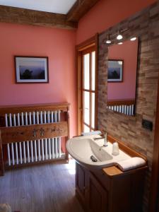 La salle de bains est pourvue d'un lavabo et d'un miroir. dans l'établissement Pizzo Del Frate, à Crodo