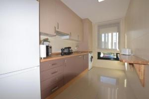 een keuken met een spoelbak en een aanrechtblad bij Apartamento Antia in Fisterra