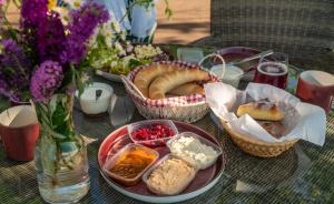 una mesa con cestas de comida y un jarrón de flores en Káli Panorama Resort, en Mindszentkálla