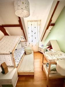 Family Oasis with 3 bedrooms near Paris في Chennevières-sur-Marne: غرفة بسريرين بطابقين ونافذة