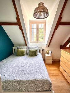 Family Oasis with 3 bedrooms near Paris في Chennevières-sur-Marne: غرفة نوم بسرير كبير في العلية