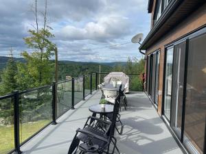 a balcony with a table and chairs on it at Au Coin Du Belvédère in Saint Come