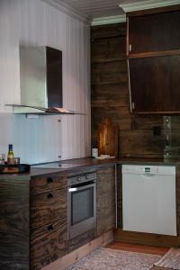 uma cozinha com um fogão e uma máquina de lavar louça em Tuftegarden em Viksdalen