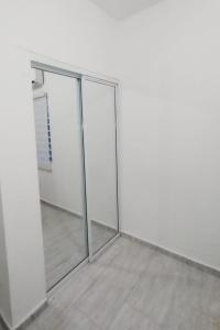 um quarto vazio com uma porta de vidro deslizante em Urban Lodgings Two @ Roosevelt 457 em San Juan