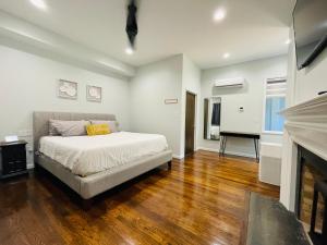 um quarto com uma cama e uma lareira em Sonsak - Unit 2 em Charlottesville