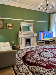 TV a/nebo společenská místnost v ubytování Luxury Victorian spacious flat