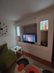 sala de estar con sofá y TV en Apartman Stil, en Višegrad