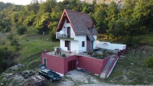 une vue aérienne sur une petite maison avec un camion dans l'établissement Vikendica "Oaza mira", à Gacko