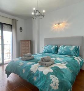 1 dormitorio con 1 cama grande y toallas. en Lovely 2 bedroomed apartment with pool, en Frigiliana