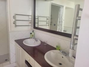 Un baño con dos lavabos y un espejo. en Eden Guesthouse, en Johannesburgo 15 fotos más
