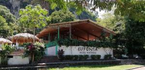Ayenda Eufonia Hotel Natural في هوندا: مبنى امامه لافته