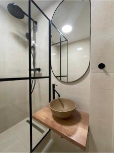 A bathroom at Spacious apartment near the city centre