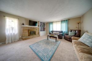 uma sala de estar com um sofá e uma lareira em Richmond Heights Retreat with Patio and Fire Pit! em Richmond Heights