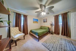 Ліжко або ліжка в номері Richmond Heights Retreat with Patio and Fire Pit!