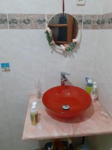 lavabo rojo en la encimera del baño en Lexa Guest Apt, en Praia