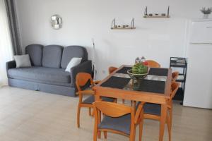 une salle à manger avec une table, des chaises et un canapé dans l'établissement Denia Holiday Service, à Dénia