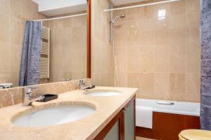 un bagno con due lavandini e una doccia di Ocean Front 2bed Luxury w/ Elevator Parking WI-FI a Matosinhos Altre 26 foto