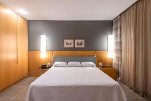 A bed or beds in a room at DELPLAZA Excelsior São Paulo - By Monreale