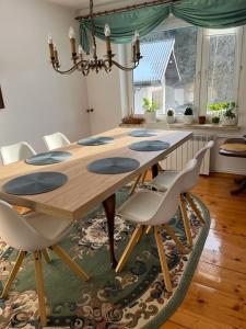 comedor con mesa de madera y sillas en Dom w górach en Koszarawa