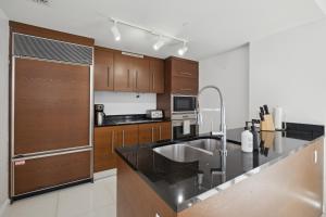 Dapur atau dapur kecil di LUX 2B-2B at ICON - Water View & 5-Star Amenities