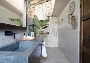a bathroom with a sink and a mirror at Casa Candela in San Jerónimo