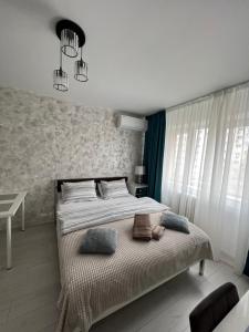 Un dormitorio con una cama con almohadas. en Kenzia Prive, en Bucarest