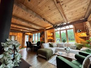 sala de estar con sofá y mesa en Le Ti Moose - Les Chalets Spa Canada en La Malbaie