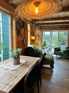 ein Esszimmer mit einem Holztisch und Stühlen in der Unterkunft Le Ti Moose - Les Chalets Spa Canada in La Malbaie