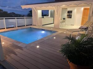 Piscina di Les Appart villa Sunbay Caraibes avec piscine privative vue mer et montagne o nelle vicinanze