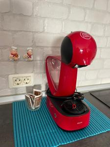 un mixeur rouge posé sur un tapis bleu dans l'établissement Suite Poseidon Golf & Ocean View, à San Miguel de Abona 28 autres photos