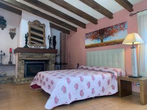 1 dormitorio con 1 cama y chimenea en Casa vacacional en plena naturaleza, en Pacs del Penedès