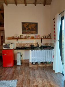 une cuisine avec un comptoir et un évier dans une pièce dans l'établissement Chalé Canto Mundo, à Brazópolis 32 autres photos