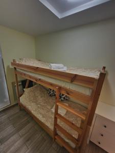 Divstāvu gulta vai divstāvu gultas numurā naktsmītnē KS Underground Rooms