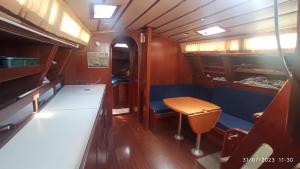 małą salę kolejową ze stołem i ławką w obiekcie Best Barcelona boat experience w Barcelonie