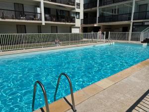 Swimmingpoolen hos eller tæt på LE COSY avec piscine, balcon et parking