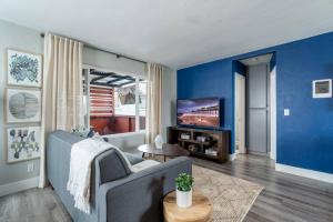 サンディエゴにあるPORCHLIGHT HOME Central San Diego FREE parkingのソファとテレビのあるリビングルーム