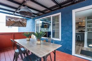 サンディエゴにあるPORCHLIGHT HOME Central San Diego FREE parkingの木製のテーブルと椅子のあるダイニングルーム +24枚の写真