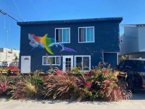 una casa blu con un dipinto di un pesce sopra di PORCHLIGHT HOME Central San Diego FREE parking a San Diego