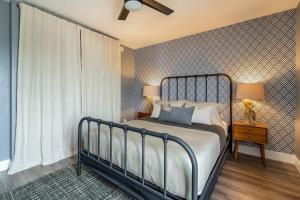 サンディエゴにあるPORCHLIGHT HOME Central San Diego FREE parkingのベッドと大きな窓のある寝室