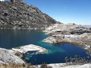 un gran lago azul en medio de una montaña en Copacabaña Lodge, en Chancos