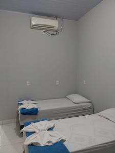Habitación con 2 camas y aire acondicionado. en Pousada JF tour, en Ponte Alta do Tocantins
