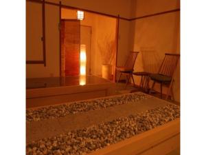 Zimmer mit einer Badewanne mit Stühlen und einem Tisch in der Unterkunft Seaside Hotel Geibousou - Vacation STAY 92572v in Shima